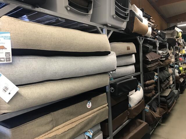 Die Regale sind bis unters Dach gefüllt. Decken, Hundekörbe und Loungesets in allen Farben, Größen und Varianten. | Foto: Claudia Bardon