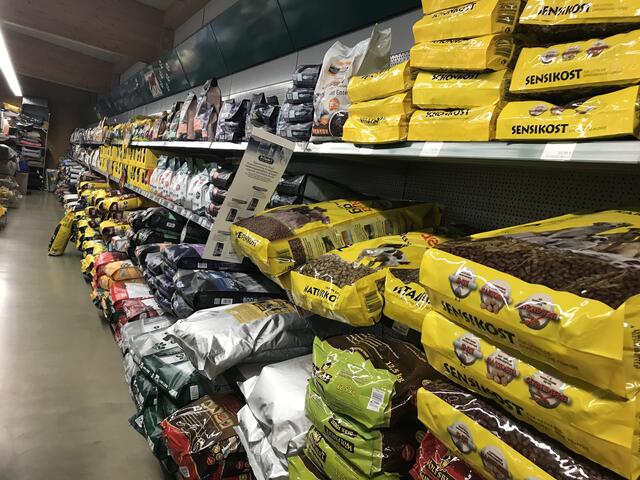 Die Futtermittelabteilung bietet ein volles und umfangreiches Sortiment für die Vierbeiner | Foto: Claudia Bardon