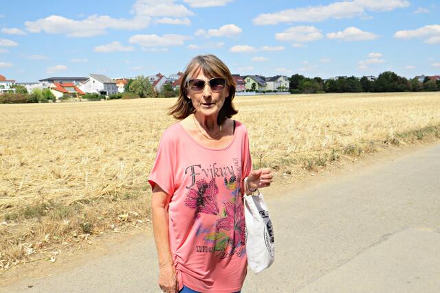 Ursula Hartwig sammelt täglich während des Spaziergangs Müll  | Foto: Brigitte Melder