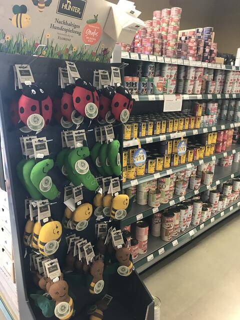 Immer gut gefüllt ist die Abteilung für Hundefutter | Foto: Claudia Bardon