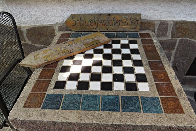 Schachbrett-Tisch und alte Holzwegweiser | Foto: Brigitte Melder