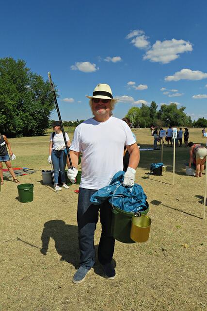 Mathias Berkel mit Greifzange, Handschuhen, Tüten und Eimern | Foto: Brigitte Melder