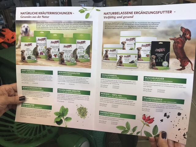 Neu im Sortiment: Stiefel Ergänzungsfuttermittel. Das Team vom Landfuxx in Weilerbach steht gerne Rede und Antwort zu den Produkten.  | Foto: Claudia Bardon