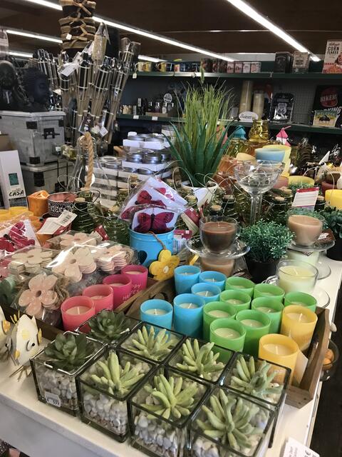 Eine große Auswahl in der Deko-Abteilung | Foto: Claudia Bardon