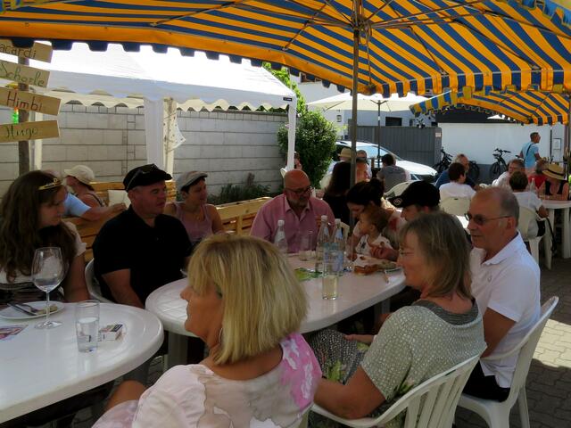 Gemütlicher Frühschoppen mit der Weinprinzessin | Foto: Gerhard Syring-Lingenfelder