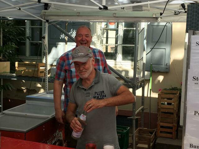 Rund 100 Gleisweiler Bürger halten mit, hier zwei davon | Foto: Ortsgemeinde Gleisweiler