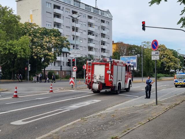 18.20 Uhr: KVD, Feuerwehr und THW sind unterwegs, um die Evakuierung zu überprüfen. Die Zufahrtsstraßen sind gesperrt. | Foto: BAS