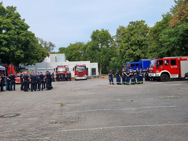 17.15 Uhr: Die Einsatzkräfte sammeln sich | Foto: BAS