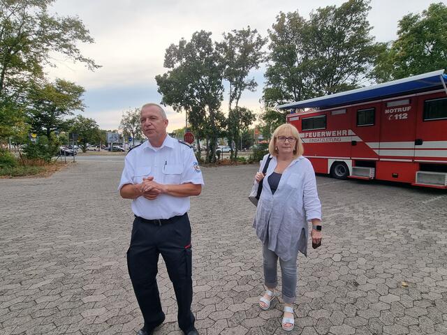 Stefan Bruck, Leiter der Berufsfeuerwehr Ludwigshafen und Sozialdezernentin und Beigeordnete Beate Steeg informierten die Presse über den aktuellen Stand | Foto: BAS