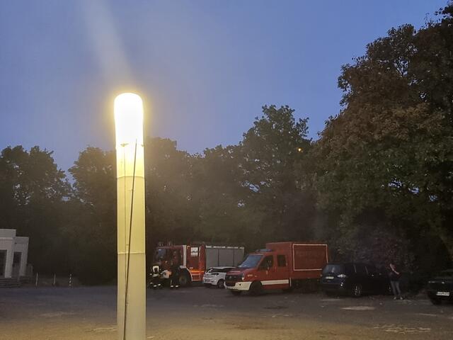 Der Platz, auf dem die Einsatzleitung aufgebaut ist, ist nun beleuchtet | Foto: BAS