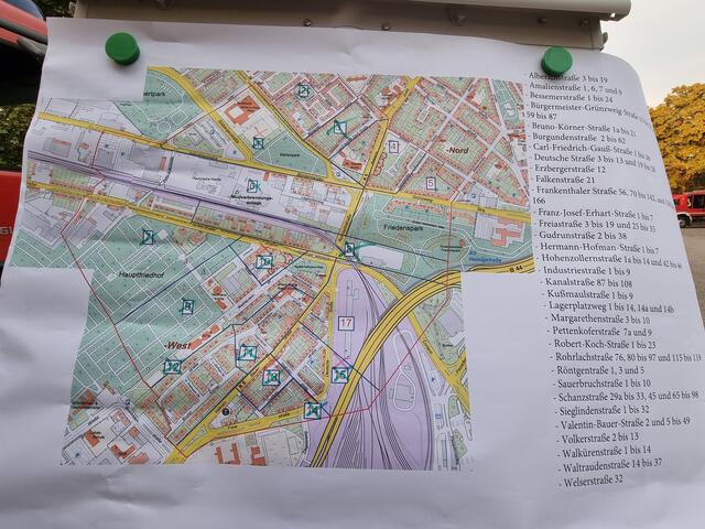 Einteilung des Evakuierungsgebiet in 17 Teilgebiete.  14 davon sind um 20.10 Uhr freigegeben und auf der Karte angekreuzt - die restlichen drei fehlen noch | Foto: BAS