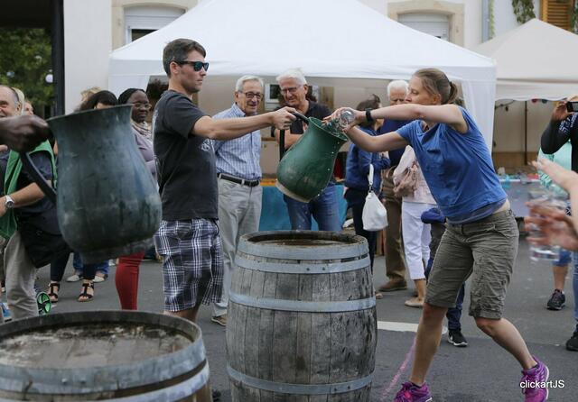 Am Samstag, 27. August, heißt es auf der Gönnheimer Kerwe Schoppen schleppen und dabei nichts verschütten bei den Winzerwettkämpfen | Foto: clickartJS