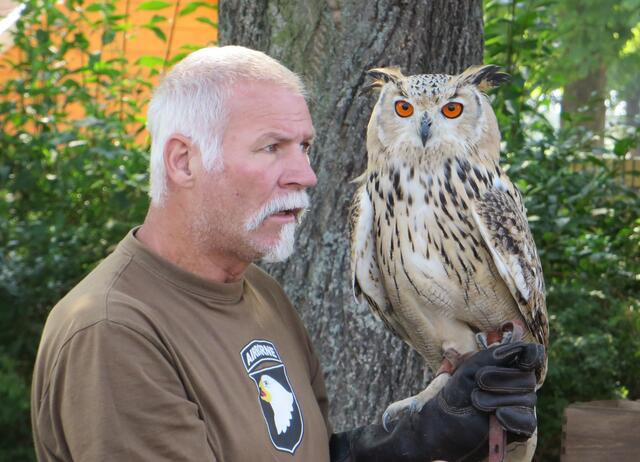Achim Häfner zeigt am Sonntag, 28. August, ab 14 Uhr und ab 17 Uhr Greifvögel seiner Falknerei | Foto: ps