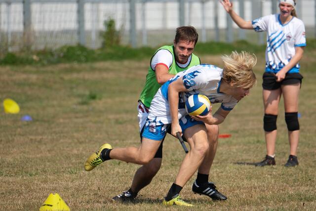 Quidditch ist eine Vollkontakt-Sportart - Tackeln gehört zum Spielverlauf dazu | Foto: Jessica Bader