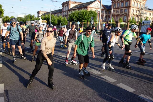 Bei den Skatenights in Mannheim und Ludwigshafen treffen sich viele Gleichgesinnte - mittlerweile ist eine richtige Clique entstanden | Foto: Ute Herzog