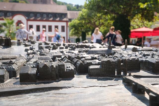 Bronzerelief der Heidelberger Altstadt auf dem Karlsplatz | Foto: Jessica Bader