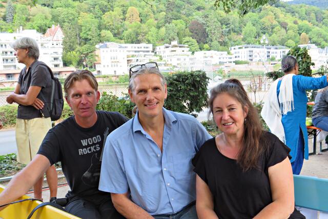 Freunde unter den Zuschauern entdeckt: Jens Fiedler, Stefan Rosewick (artArtistica) und Angela Mahmoud | Foto: Brigitte Melder