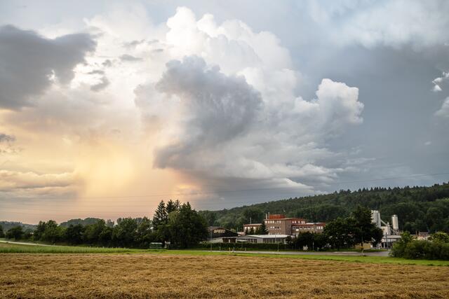 Aufziehende Gewitterzelle mit sichtbarem Niederschlagskern, südöstlich Dietenhausen Zugrichtung Keltern, BW - 24.07.2021. | Foto: Marvin Jülch