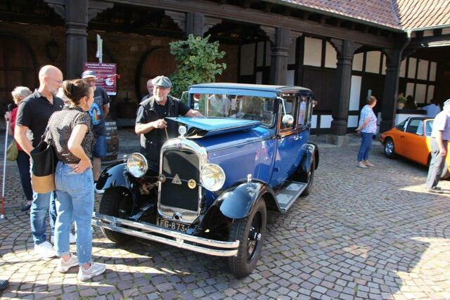 Die Besitzer zeigen stolz ihre Oldtimer | Foto: Karsten Heidlauf