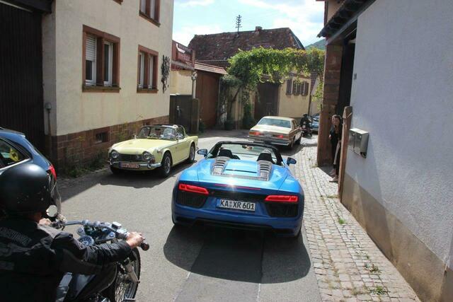 Bei der Oldtimerwanderung treffen sich Oldtimer und Neuwagen | Foto: Karsten Heidlauf