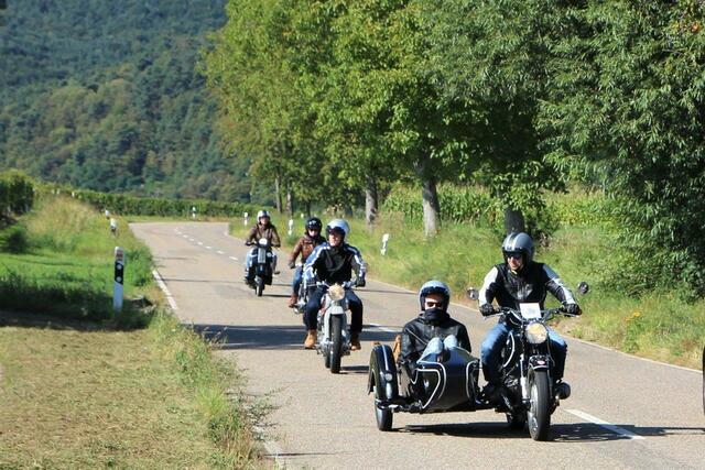 Neben Autos, Traktoren oder Lkws sind auch Motorräder beim Oldtimerwandern dabei | Foto: Karsten Heidlauf