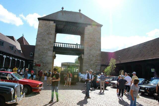 Zwischenstation der Oldtimerwanderung am Weintor in Schweigen-Rechtenbach | Foto: Karsten Heidlauf