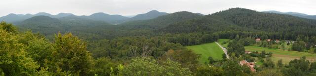 Blick über den Pfälzerwald, größtes zusammenhängendes Waldgebiet Deutschlands und Teil des UNESCO-Biosphärenreservates Pfälzerwald-Nordvogesen, bislang ohne Windräder. (Von Ruine Falkenburg (Wilgartswiesen) Richtung Ost.) | Foto: W. G. Stähle
