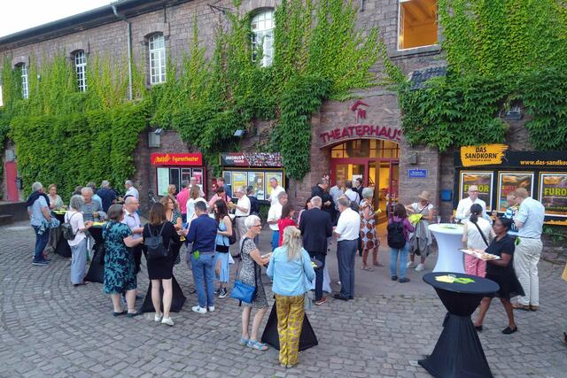 Die Menschen schätzten auch die Austauschmöglichkeit beim Empfang vor dem Sandkorn-Theater. | Foto: Lions-Club Karlsruhe-Mitte/Hans-Gerd Köhler