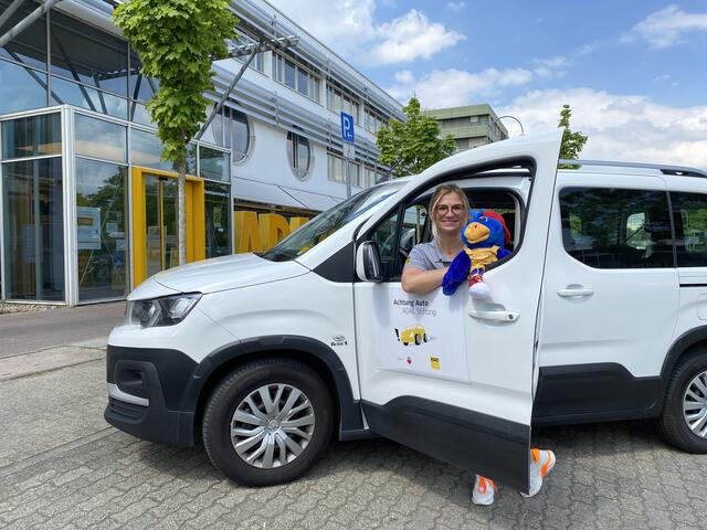 Victoria Schielenski zeigt den kleinsten Verkehrsteilnehmern in Schulen und Kindergärten spielerisch, wie man die Straße sicher überquert. | Foto: ADAC Nordbaden