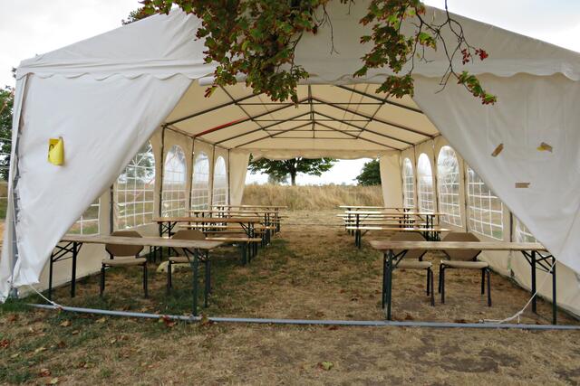 In diesem Zelt standen sie; dies ist der Rest - bitte stehen lassen!!!!! | Foto: Brigitte Melder