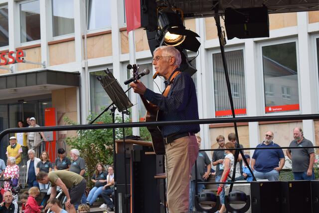 Dr. Mohr würdigte das Ehrenamt musikalisch | Foto: Bender
