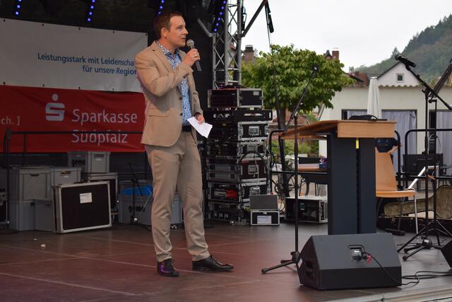 Verbandsbürgermeister bei seiner Eröffnungsrede | Foto: Bender
