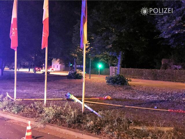 Mit einem Totalschaden endete am Sonntagabend ein Verkehrsunfall in der Berliner Straße. Sowohl der Pkw des Verursachers als auch mehrere Fahnenmasten und eine Ampel wurden beschädigt. | Foto: Polizeipräsidium Westpfalz