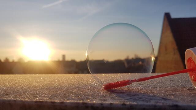 Seifenblase  ----bestehend auch aus Wasser 