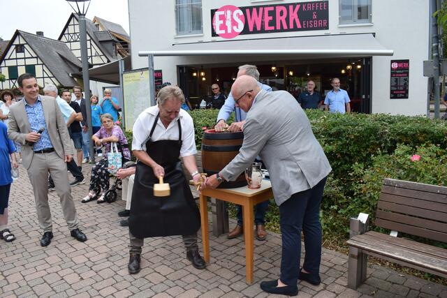 Offizieller Fassanstich durch die Beigeordneten der Verbandgemeinde | Foto: Bender