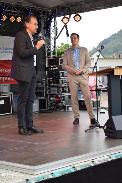 Glückwünsche vom Ersten Beigeordneten des Landkreises SÜW Georg Kern | Foto: Bender