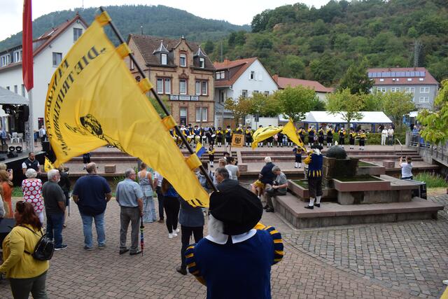 Feierliche Eröffnung mit wehenden Fahnen | Foto: Bender