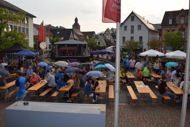 Ein ganz kurzer Regenguss kurz vor Konzertbeginn von "Zeitlos" | Foto: Bender