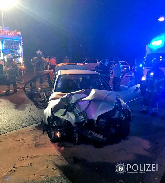Mit einem Totalschaden endete am Sonntagabend ein Verkehrsunfall in der Berliner Straße. Sowohl der Pkw des Verursachers als auch mehrere Fahnenmasten und eine Ampel wurden beschädigt. | Foto: Polizeipräsidium Westpfalz