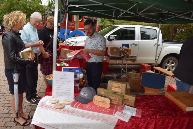 Stadtbürgermeister Benjamin Seyfried am Verkaufsstand des Rathauses | Foto: Bender