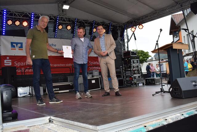 Wolfgang Engel (li.) und Hans-Peter Schmitt nehmen die Ehrenurkunde entgegen | Foto: Bender