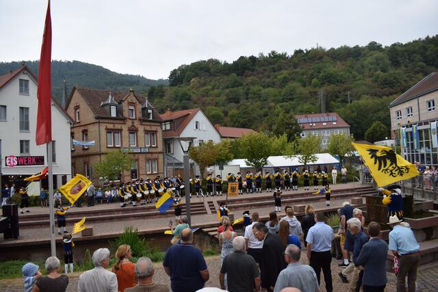 Zahlreiche Besucherinnen und Besucher kamen zur Eröffnung des Sommerfestes | Foto: Bender