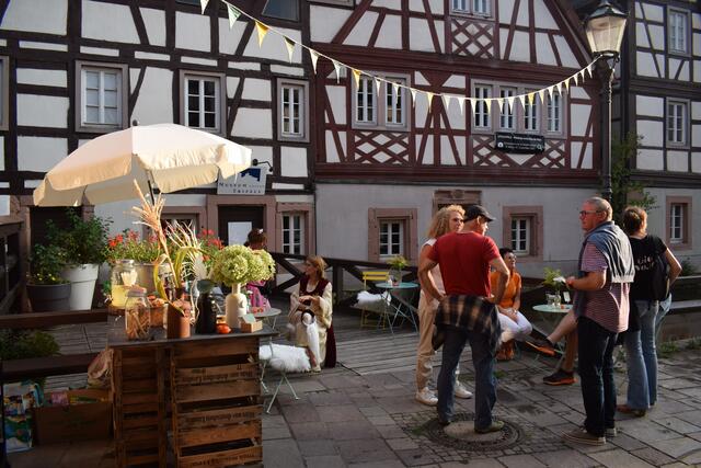 Gespräche am Kunsthaisl vor dem Museum unterm Trifels | Foto: Bender