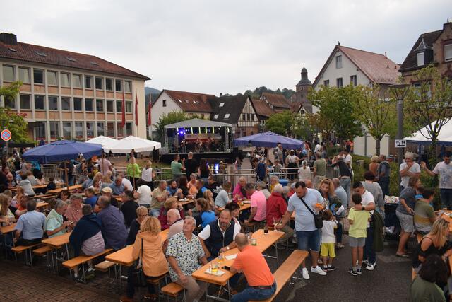 Bänke sind abgetrocknet und die Party kann steigen | Foto: Bender