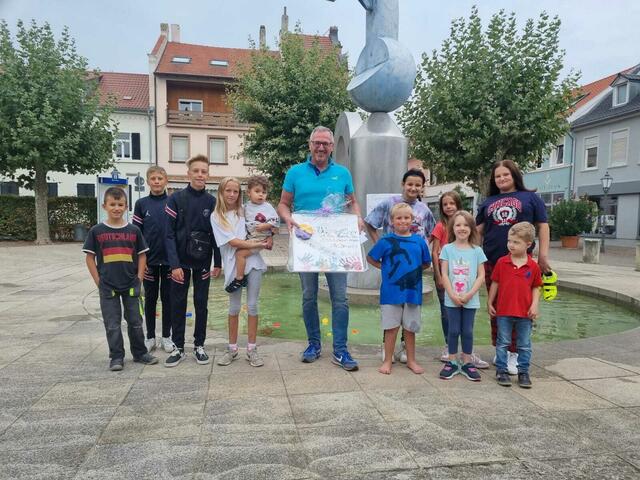 Bürgermeister Marcus Schaile mit einigen der Kinder, die am Samstag in Germersheim an der Ferienaktion von Jessica Kersten teilnahmen | Foto: Kersten