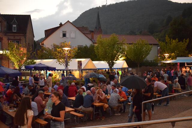 Großer Andrang an der Essensausgabe des VfB Annweiler | Foto: Bender