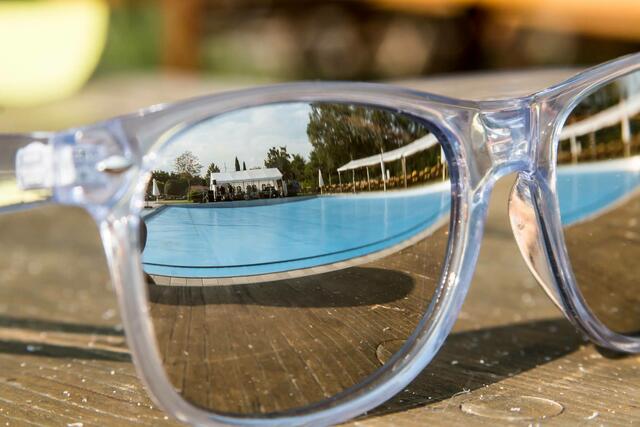 Durchblick auf`s Wasser Schwimmbad Mussbach 