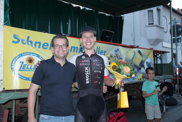 Sieger Dario Rapps (rechts) mit Sponsor Andreas Zeller (Foto Michael Sonnick)
