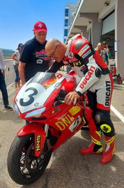 Edwin Weibel mit seiner Ducati (Foto Eveline Walz)