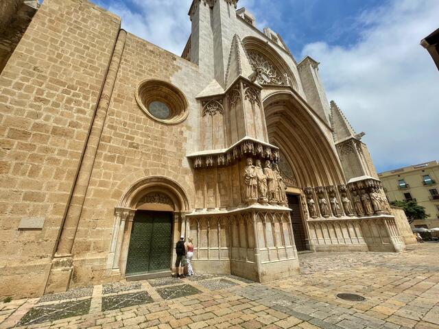 Auf einem Hügel und einem ehemaligen Tempel erbaut: Da sich die Bauarbeiten für die Kathedrale von Tarragona hinzogen, besteht sie aus romanischen und gotischen Elementen, zudem gibt es einen eindrucksvollen Innenhof. | Foto: Daniel Basler